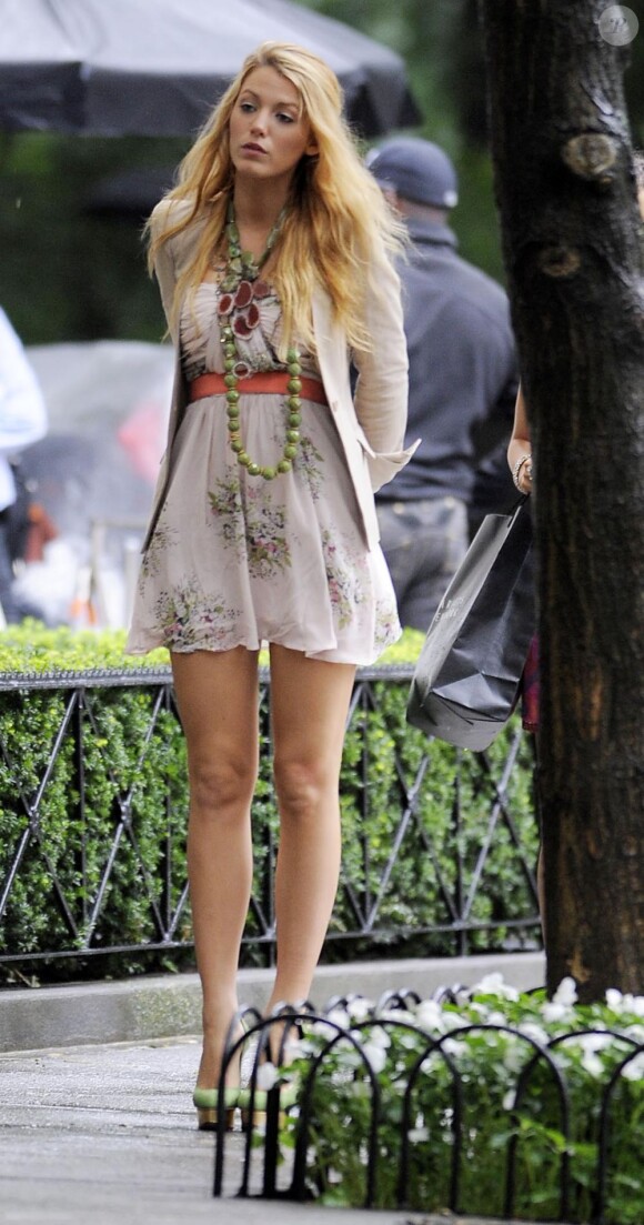 Blake Lively blasée, sur le tournage de Gossip Girl le 7 septembre 2011 à New York.