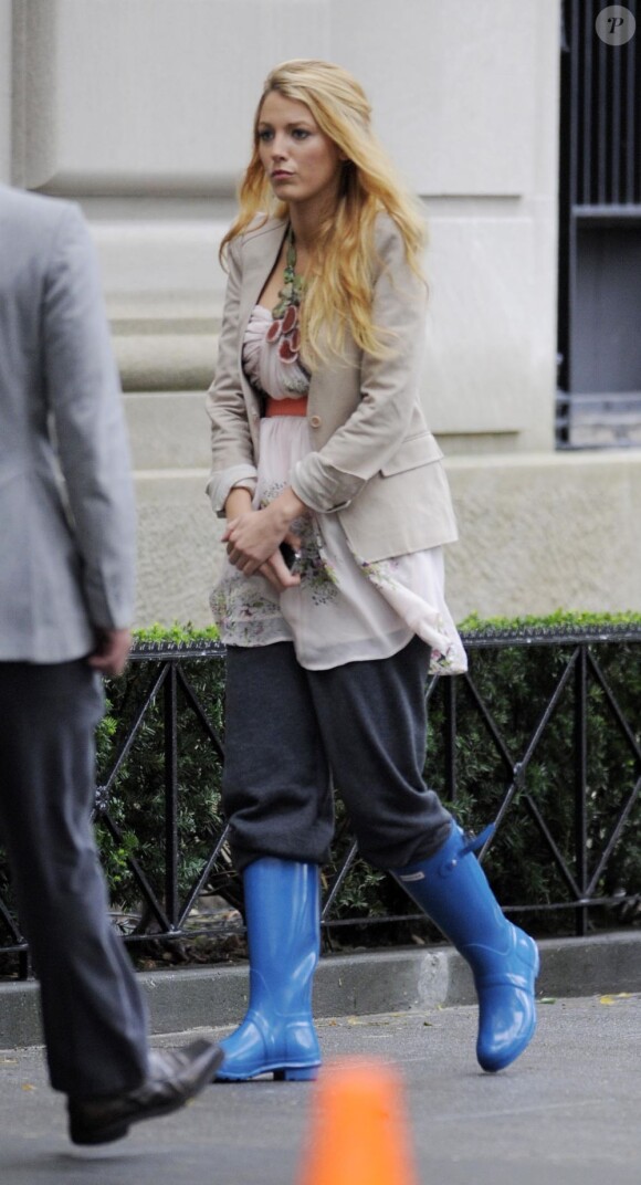 Blake Lively contrariée avec ses bottes, sur le tournage de Gossip Girl le 7 septembre 2011 à New York.