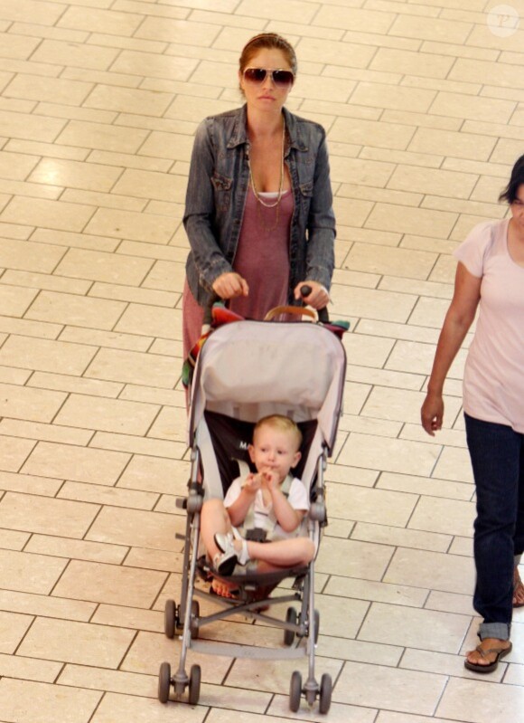 Rebecca Gayheart, enceinte, se balade dans un centre commercial avec sa fille Billie. Los Angeles, 7 septembre 2011