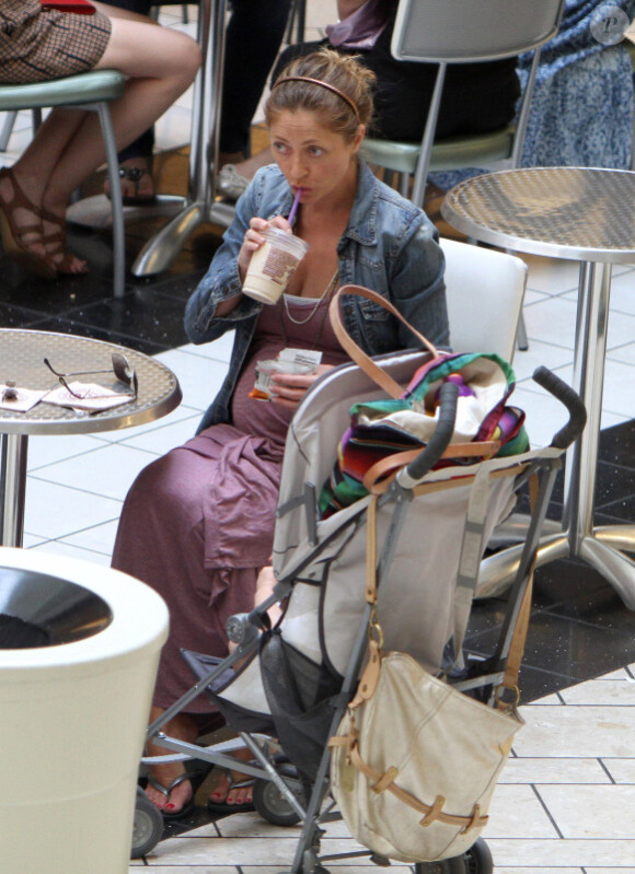 Rebecca Gayheart, enceinte, se balade dans un centre commercial avec sa fille Billie. Los Angeles, 7 septembre 2011