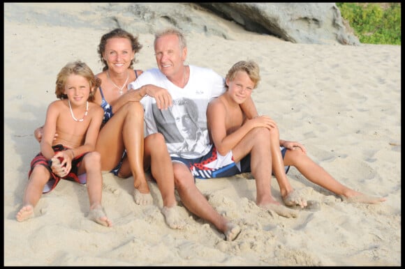 Yves Rénier, son épouse Karin, et leurs enfants Jules, 13 ans, et Oscar, 11 ans, en vacances sous le soleil des Antilles.