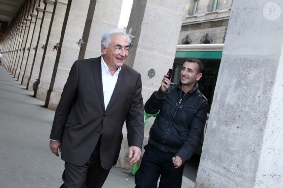 Dominique Strauss-Kahn dans les rues de Paris le 5 septembre 2011. Il s'est rendu dans un magasin Surcouf puis au Louvre.