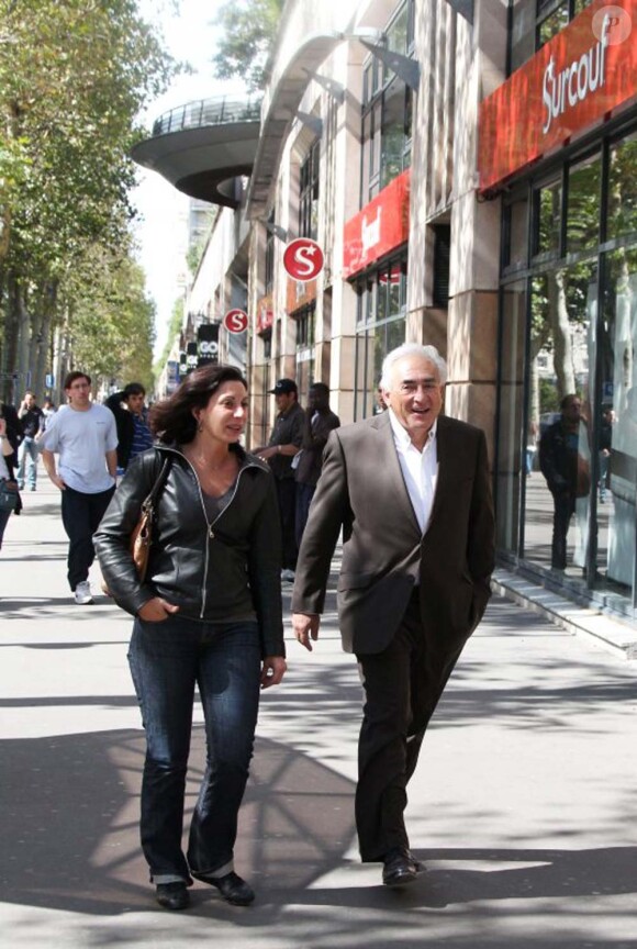 Dominique Strauss-Kahn dans les rues de Paris le 5 septembre 2011. Il s'est rendu dans un magasin Surcouf puis au Louvre.