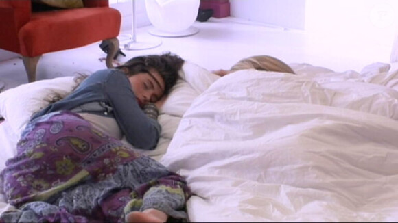 Juliette et Sabrina s'offrent une sieste dans Secret Story 5