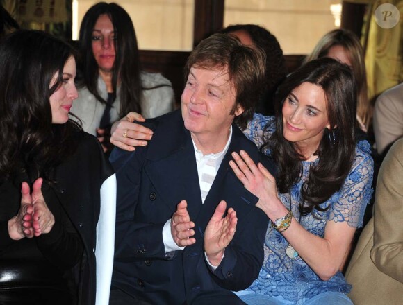 Liv Tyler, Paul McCartney et Nancy Shevell, à Paris, le 7 mars 2011.