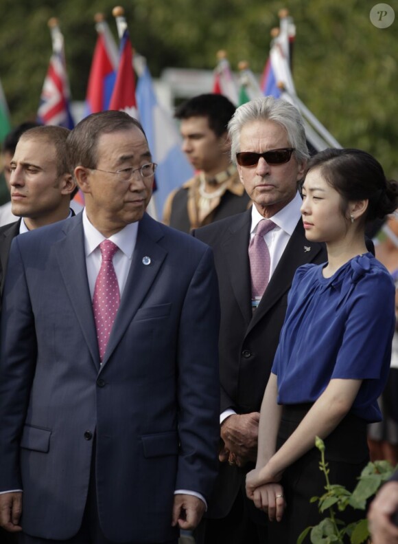 Le Secrétaire Général de l'ONU Ban Ki-Moon, Michael Douglas et la championne olympique Yuna Kim ont célébré la Journée Internationale de la Paix de l'ONU à New York le 15 septembre 2011