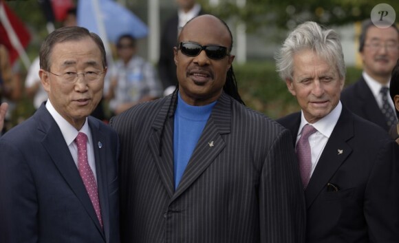 Le Secrétaire Général de l'ONU Ban Ki Moon, Stevie Wonder et Michael Douglas ont célébré la Journée Internationale de la Paix de l'ONU à New York le 15 septembre 2011