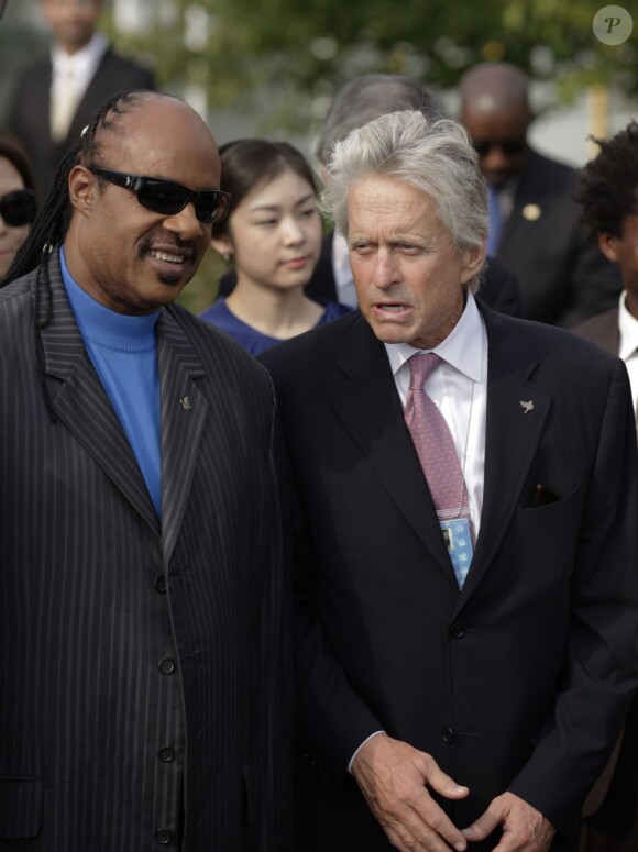 Stevie Wonder et Michael Douglas ont célébré la Journée Internationale de la Paix de l'ONU à New York le 15 septembre 2011