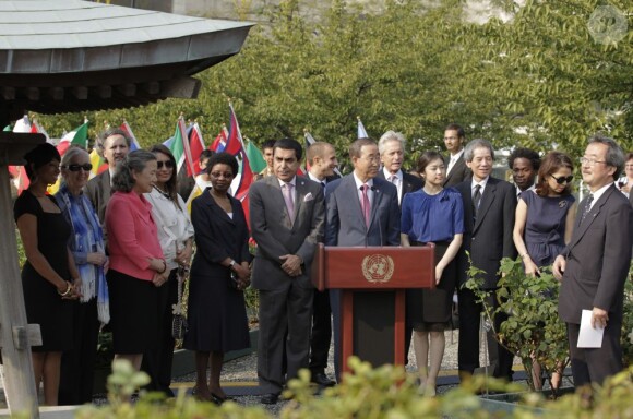De nombreuses personnalités ont célébré la Journée Internationale de la Paix de l'ONU à New York le 15 septembre 2011 en compagnie du secrétaire général de l'ONU Ban Ki Moon et Michael Douglas