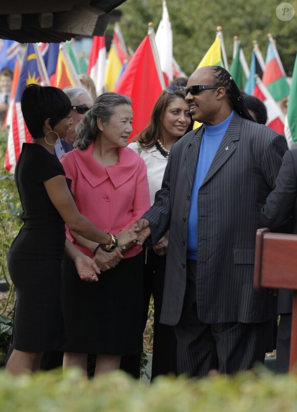 La chanteuse Monique Coleman, la femme du Secrétaire Général de l'ONU Yoo Soon-Taek et Stevie Wonder ont célébré la Journée Internationale de la Paix de l'ONU à New York le 15 septembre 2011