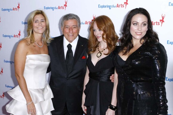 Tony Bennett, entouré de ses filles et de sa femme Susan, célèbre son 85e anniversaire et la sortie de l'album Duets II sur la scène de l'Opera de New York, le 18 septembre 2011.