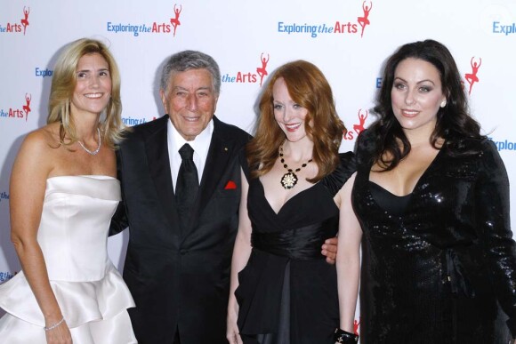 Tony Bennett, entouré de ses filles et de sa femme Susan, célèbre son 85e anniversaire et la sortie de l'album Duets II sur la scène de l'Opera de New York, le 18 septembre 2011.