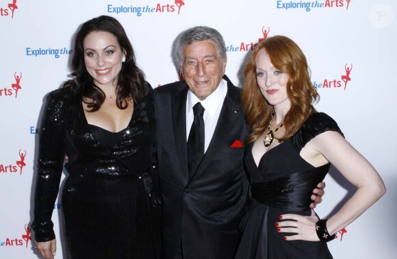 Tony Bennett, entourée de ses filles, célèbre son 85e anniversaire et la sortie de l'album Duets II sur la scène de l'Opera de New York, le 18 septembre 2011.