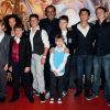Christophe Barratier et les enfants du long métrage lors de l'avant-première au Gaumont Opéra à Paris du film La Nouvelle Guerre des boutons le 18 septembre 2011