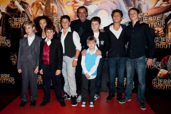Christophe Barratier et les enfants du long métrage lors de l'avant-première au Gaumont Opéra à Paris du film La Nouvelle Guerre des boutons le 18 septembre 2011