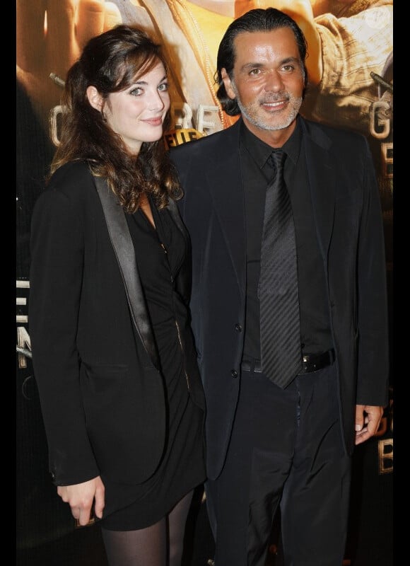 Christophe Barratier bien accompagné lors de l'avant-première au Gaumont Opéra à Paris du film La Nouvelle Guerre des boutons le 18 septembre 2011