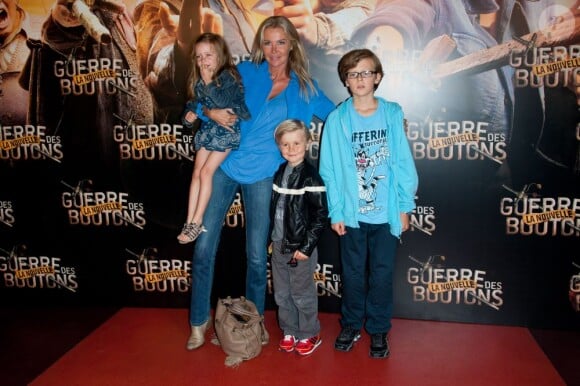 Florentine Leconte et ses enfants Ulysse, Marylou et Maxime lors de l'avant-première du film La Nouvelle Guerre des boutons à Paris le 18 septembre 2011