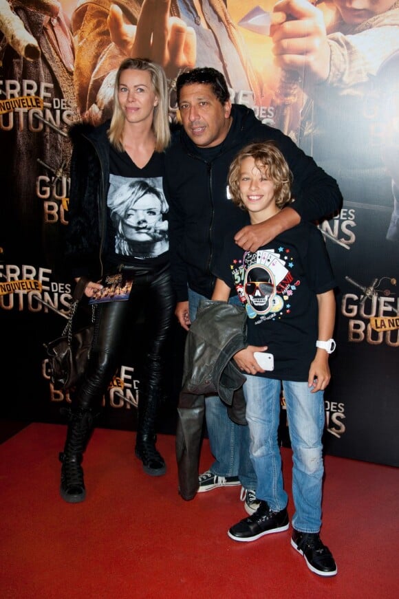 Smain, sa compagne Sid et le jeune Rayanne lors de l'avant-première du  film La Nouvelle Guerre des boutons à Paris le 18 septembre 2011