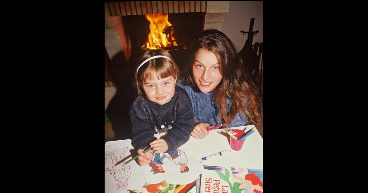 Laetitia Casta et sa soeur Marie-Ange en 1993 - Purepeople