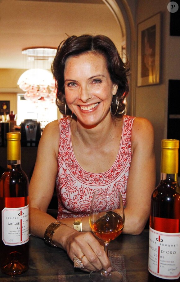 Carole Bouquet présente son vin, le Sangue d'Oro aux journalistes, à Bordeaux, le 2 juin 2011