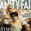 Penélope Cruz, dans une robe Dolce & Gabbana, prend la pose en compagnie de son ami Pedro Almodovar pour le Vanity Fair espagnol d'avril 2009.