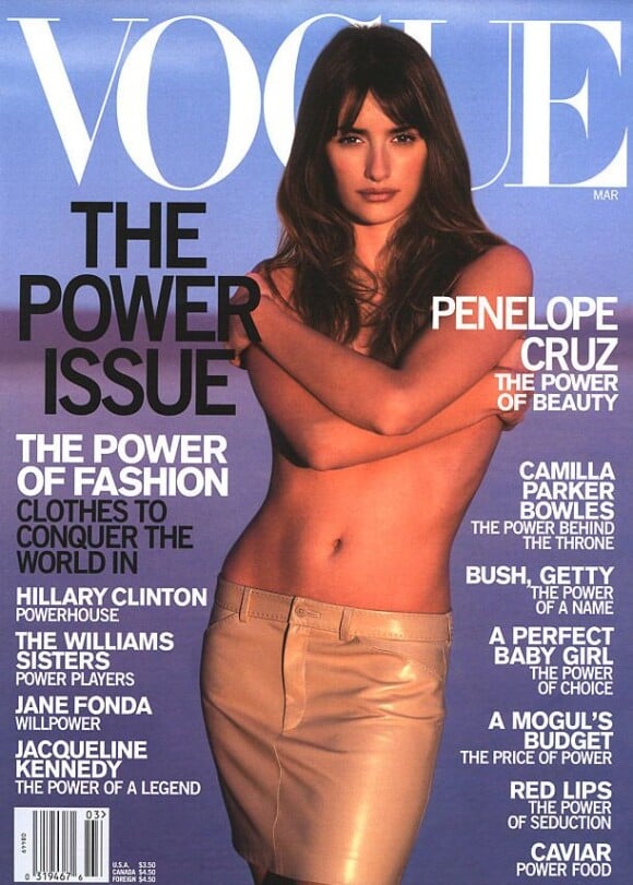Mars 2001 : la beauté latine Penélope Cruz ose le topless pour le magazine Vogue.