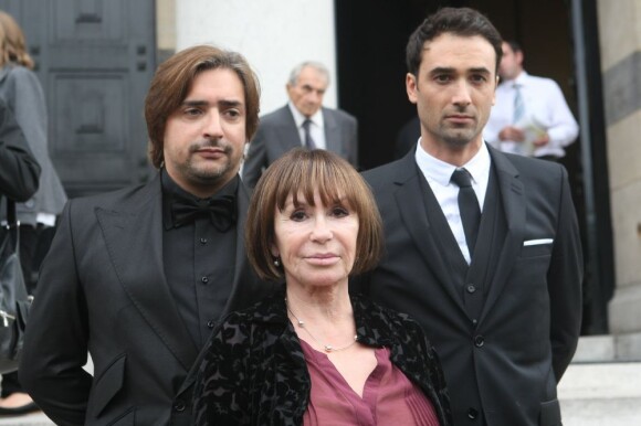 Danièle Evenou et ses fils Frédéric et Jean-Baptiste lors des obsèques de son époux Georges Fillioud, à Paris. 21 septembre 2011