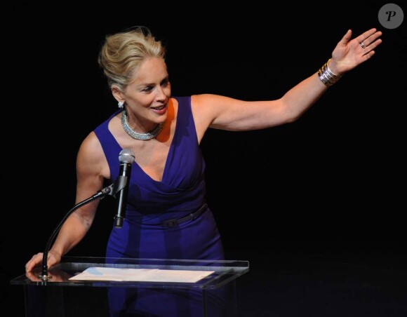 Sharon Stone rend hommage à Elizabeth Taylor et à son combat auprès de l'amfAR, à Los Angeles, le 23 septembre 2011.