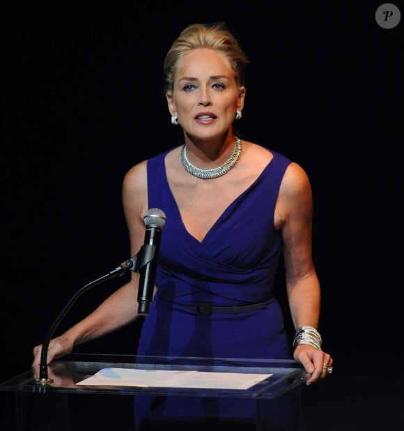 Sharon Stone rend hommage à Elizabeth Taylor et à son combat auprès de l'amfAR, à Los Angeles, le 23 septembre 2011.