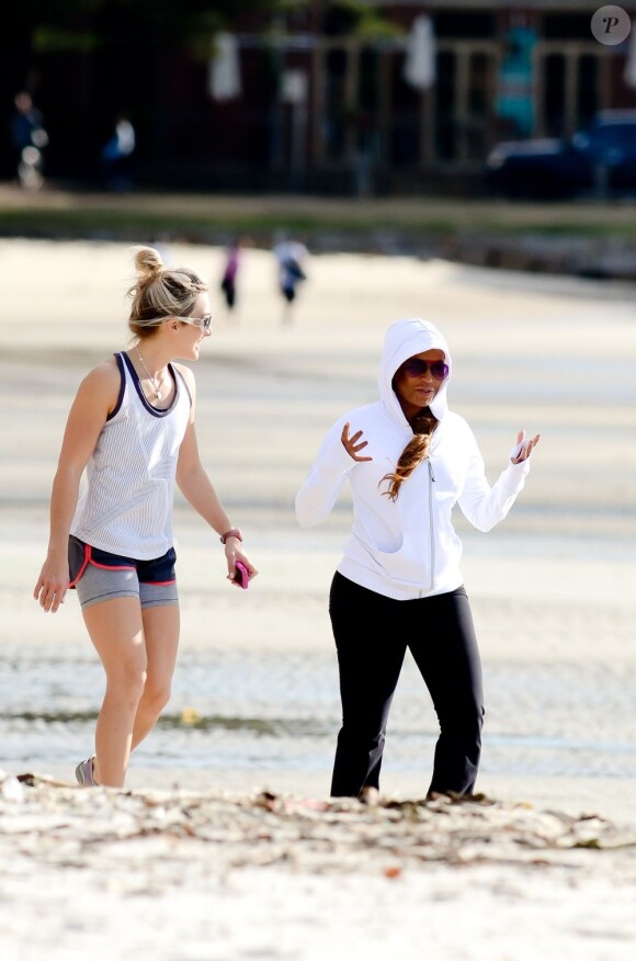 Mel B s'entraîne avec son coach perso sur une plage de Sydney pour perdre des kilos après la naissance de sa fille. Le 30 septembre 2011