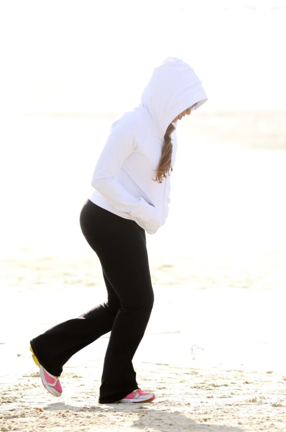 Mel B s'entraîne avec son coach perso sur une plage de Sydney pour perdre des kilos après la naissance de sa fille. Le 30 septembre 2011