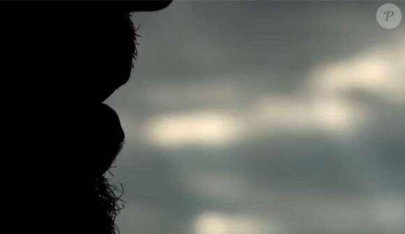 Gérald de Palmas a dévoilé fin septembre 2011 le clip de son nouveau single L'Etranger, annonçant le best of Sur ma route, réalisé une fois encore par Jeremiah et mettant en scène l'errance très élémentale du chanteur.