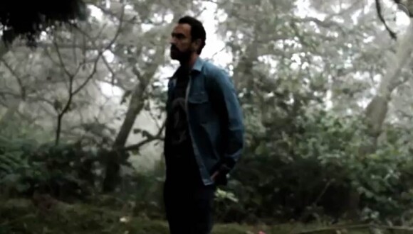 Gérald de Palmas a dévoilé fin septembre 2011 le clip de son nouveau single L'Etranger, annonçant le best of Sur ma route, réalisé une fois encore par Jeremiah et mettant en scène l'errance très élémentale du chanteur.