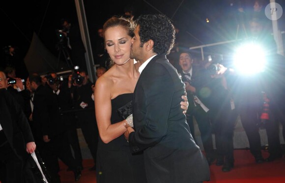 Jamel Debbouze et Melissa Theuriau s'embrassent devant les photographes lors du festival de Cannes 2010.