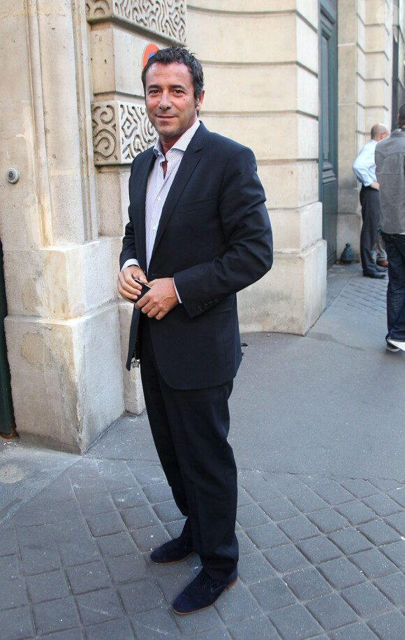Bernard Montiel arrive à l'ambassade d'Italie à Paris où est célébré le lancement de la collection Signature de Tod's. Le 2 octobre 2011