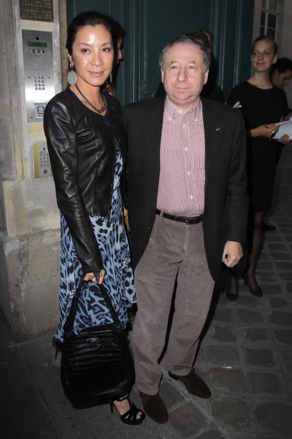 Michelle Yeoh et Jean Todt arrivent à l'ambassade d'Italie à Paris où est célébré le lancement de la collection Signature de Tod's. Le 2 octobre 2011