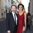 Denis Olivennes et sa compagne Inès de la Fressange arrivent à l'ambassade d'Italie à Paris où est célébré le lancement de la collection Signature de Tod's. Le 2 octobre 2011