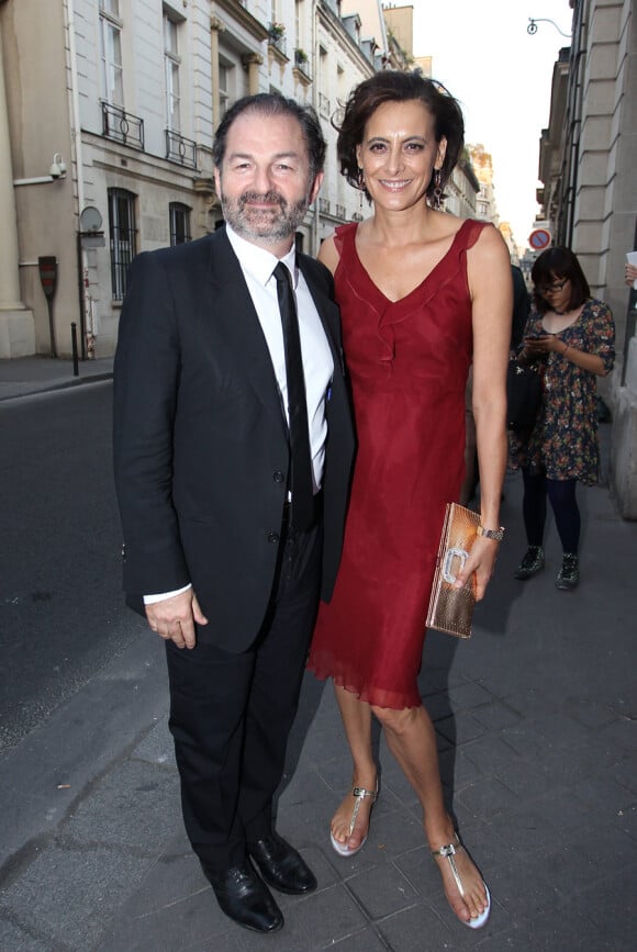 Denis Olivennes et sa compagne Inès de la Fressange arrivent à l'ambassade d'Italie à Paris où est célébré le lancement de la collection Signature de Tod's. Le 2 octobre 2011