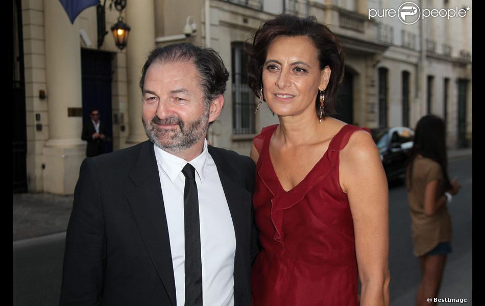 Inès de la Fressange et son compagnon Denis Olivennes arrivent à l'ambassade d'Italie à Paris où Inès de la Fressange et son compagnon Denis Olivennes arrivent à l'ambassade d'Italie à Paris où