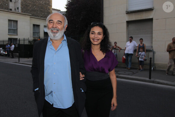 Gérard Jugnot et sa compagne Saïda Jawad arrivent à l'ambassade d'Italie à Paris où est célébré le lancement de la collection Signature de Tod's. Le 2 octobre 2011