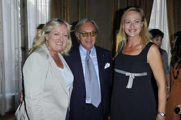 Diego della Valle entouré par Charlotte de Turckheim et Alexandra Vandernoot lors de la soirée de lancement de la collection Signature de la marque Tod's. Ambassade d'Italie à Paris, le 2 octobre 2011