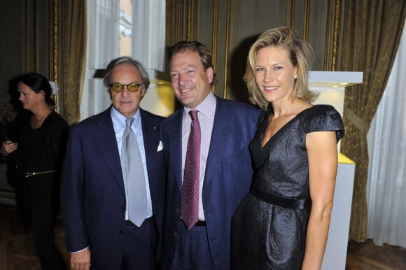 Diego della Valle avec Fabrizio Borletti et son épouse lors de la soirée de lancement de la collection Signature de la marque Tod's. Ambassade d'Italie à Paris, le 2 octobre 2011