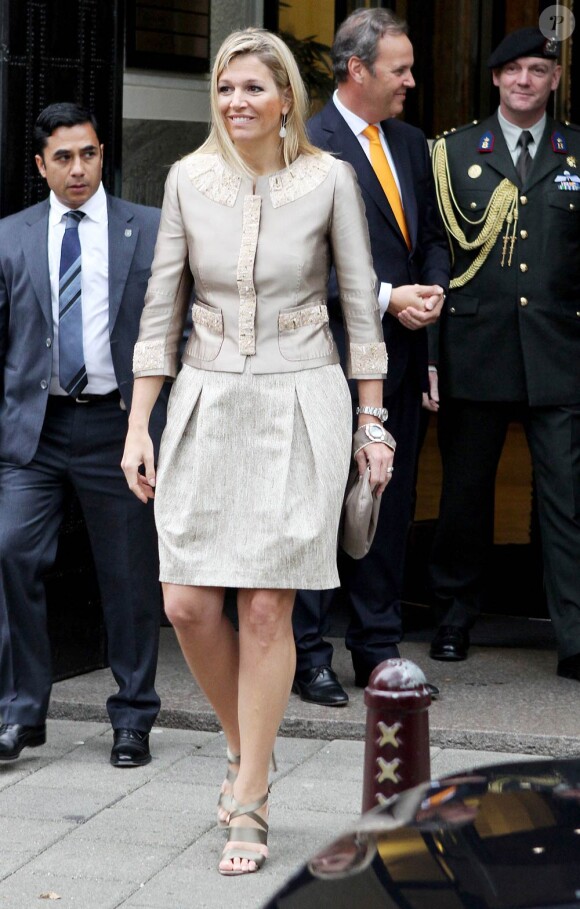 Maxima des Pays-Bas à la Bourse d'Amsterdam lundi 3 octobre pour inaugurer une nouvelle section. La princesse a pour l'occasion choisi une tenue... argentée.