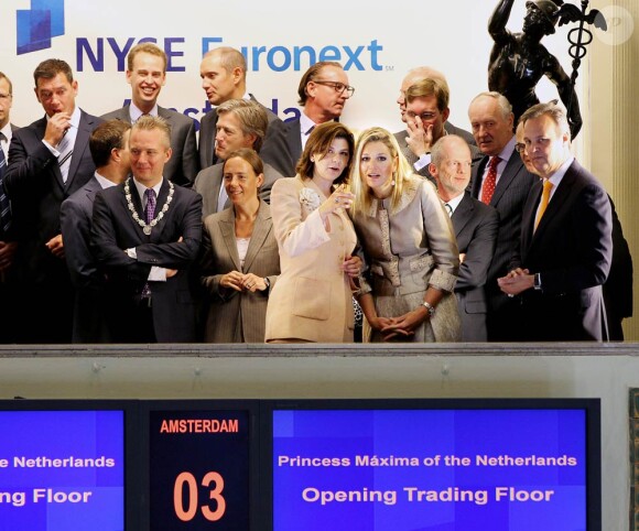 Maxima des Pays-Bas à la Bourse d'Amsterdam lundi 3 octobre pour inaugurer une nouvelle section. La princesse a pour l'occasion choisi une tenue... argentée.