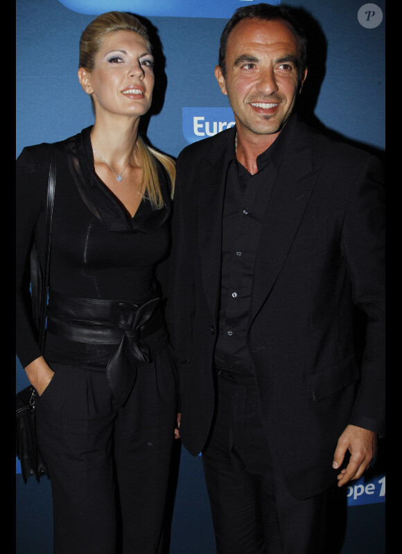 Nikos Aliagas et Tina lors de la projection en avant-première du film Polisse de Maïwenn à Europe 1 le 3 octobre 2011
 