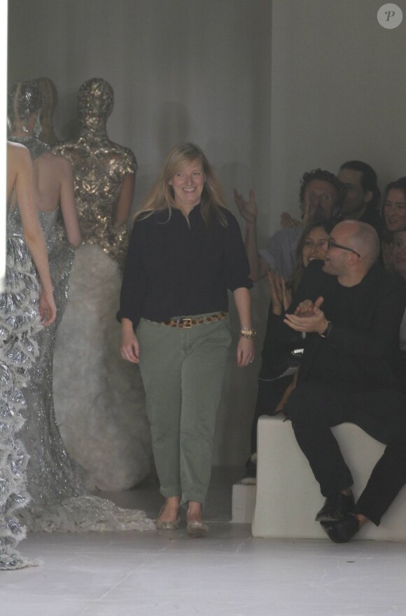 Sarah Burton présente la collection printemps-été 2012 d'Alexander McQueen lors de la Fashion Week parisienne, le 4 octobre 2011