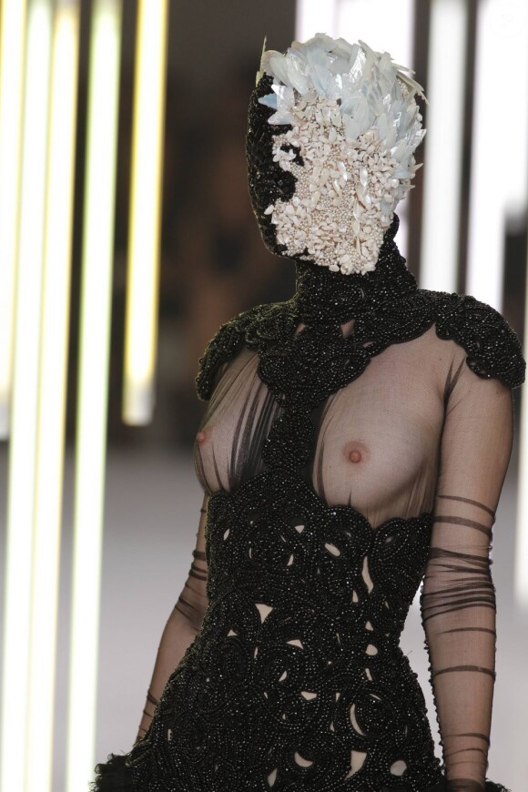 Défilé prêt-à-porter printemps-été 2012 d'Alexander McQueen lors de la Fashion Week parisienne le 4 octobre 2011