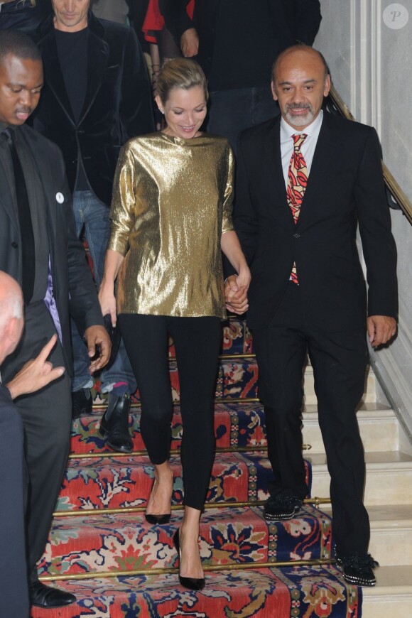 Kate Moss main dans la main avec Christian Louboutin lors de leur arrivée au Ritz pour la soirée Fred. Le 4 octobre 2011