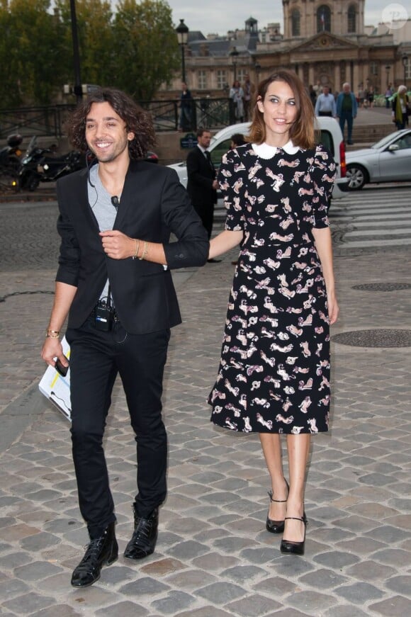 Alexa Chung lors de son arrivée au défilé Vuitton à Paris le 5 octobre 2011