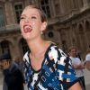 Uma Thurman lors de son arrivée au défilé Vuitton à Paris le 5 octobre 2011